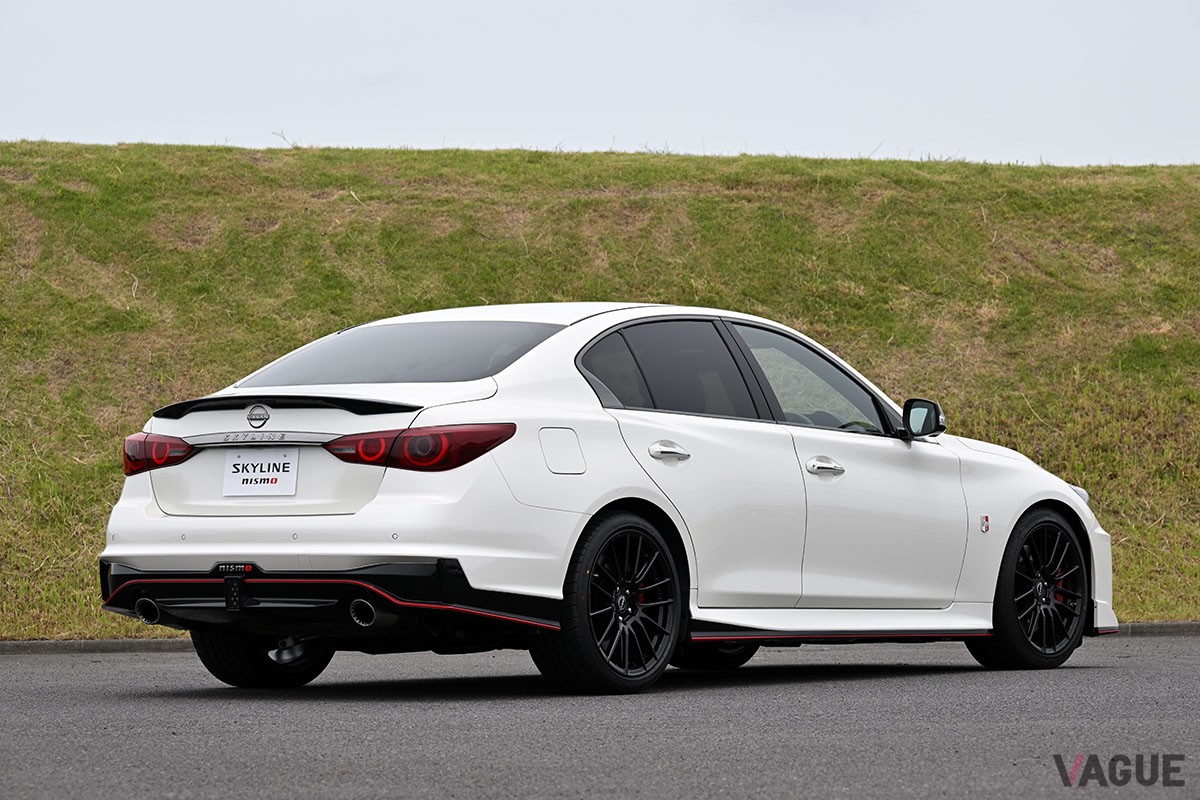 スポーツセダンの日産「スカイライン400R」をベースに、NISMOブランドがチューニングしたハイパフォーマンスモデル「スカイラインNISMO」