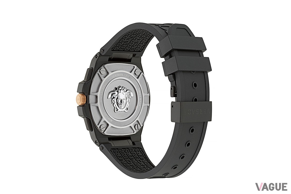 ケースバックには3Dのメデューサが刻印されます。（写真は「VE7H00323」）