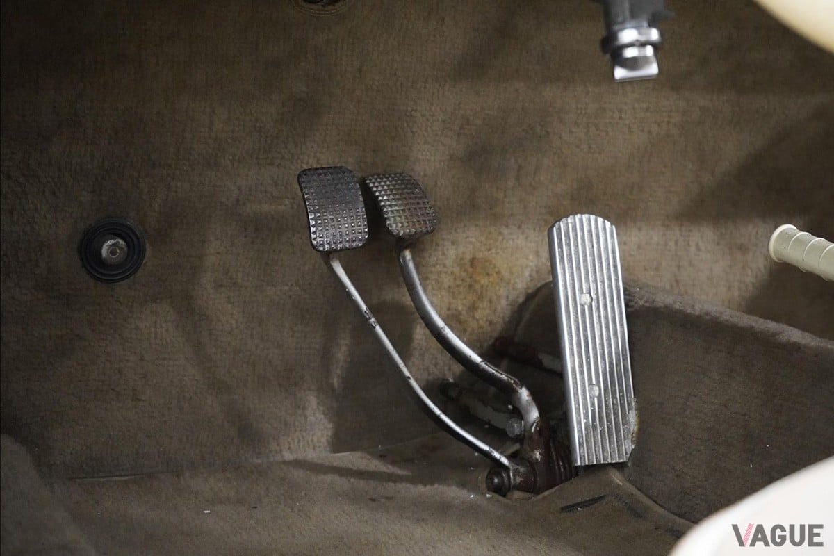 ペダル類はポルシェらしくフロアから“生えている”（C）Collectingcars.com