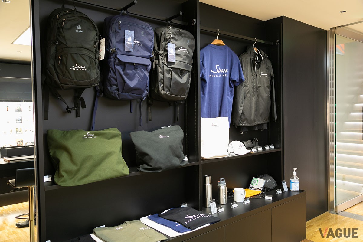 Tシャツやバッグなど店舗限定のノベルティも数多く用意