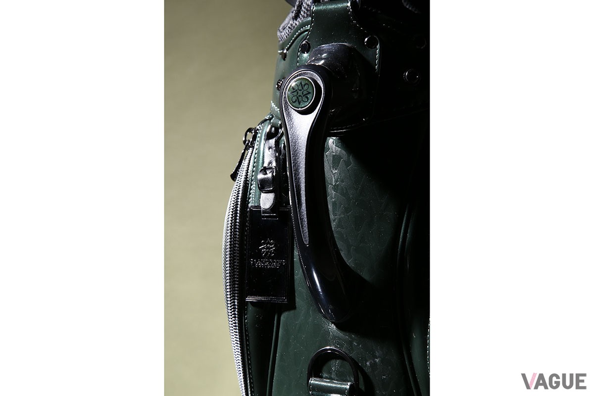 つややかでエレガントなルックスと優れた使い勝手を融合したSt ANDREWS「STAロゴエナメルキャディバッグ」