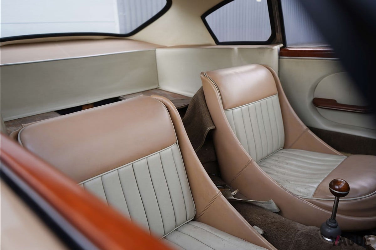 インテリアは使用感が見られ、カーペットなどに変色が見られると記される（C）Collectingcars.com