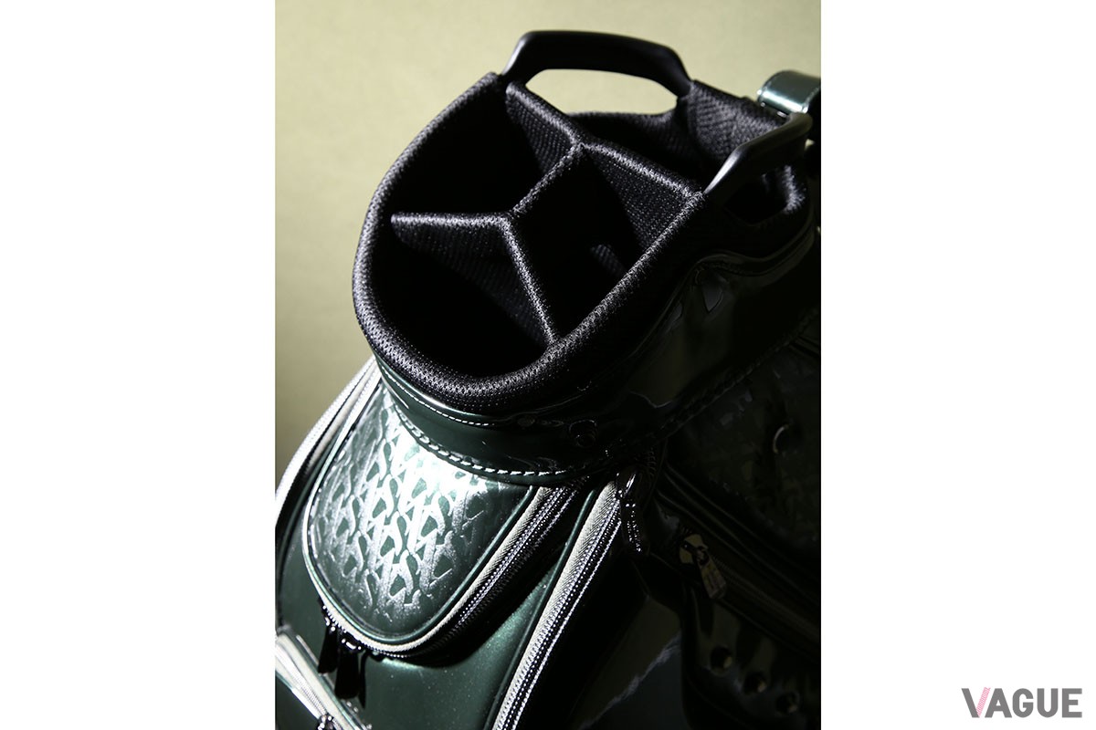 つややかでエレガントなルックスと優れた使い勝手を融合したSt ANDREWS「STAロゴエナメルキャディバッグ」