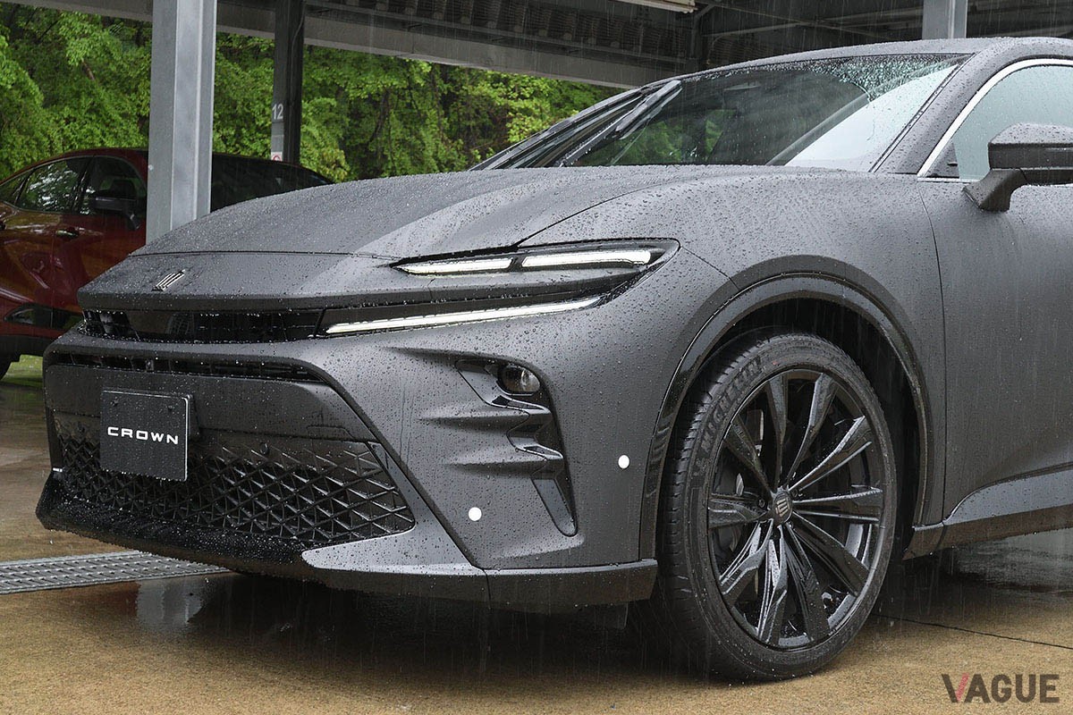 マットブラックのボディ色をまとい凄みの効いたトヨタ新型「クラウン・スポーツ」