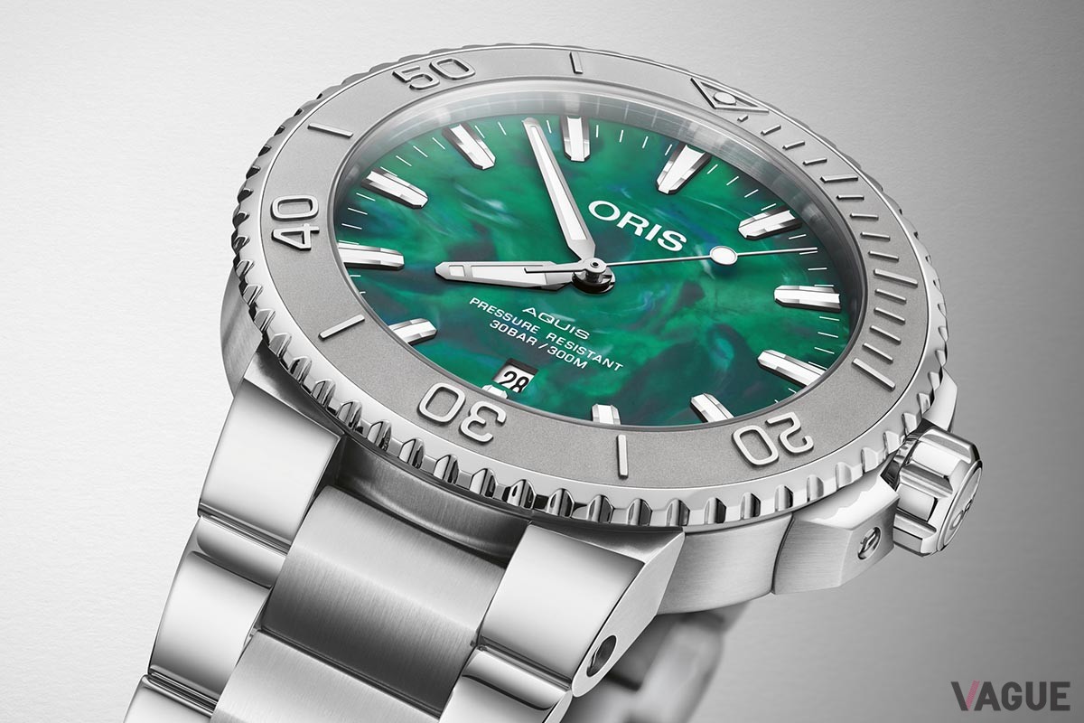 マーブル状の模様が美しいダイヤルは樹脂製の廃漁網をアップサイクルしたもの