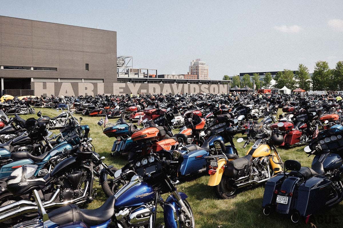 ハーレーダビッドソンの120周年を祝うホームカミング・フェスティバルには7万3000台のハーレーと13万人のハーレーファンが集結した