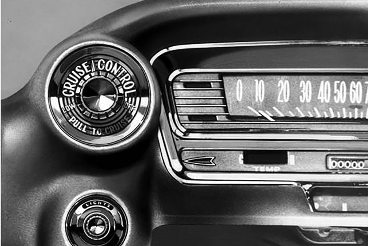 1958年にゼネラルモーターズは初めてクルーズコントロールを実用化。1959年型のキャデラックに搭載