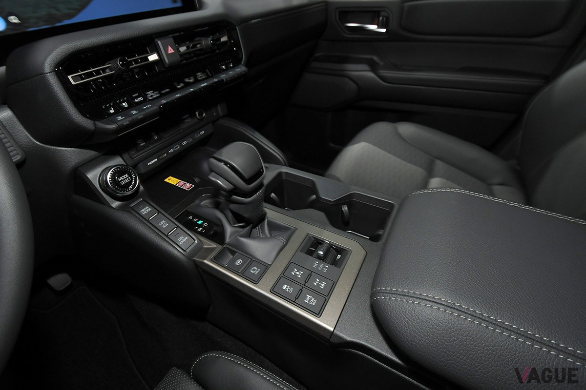 角目マスクのトヨタ新型「ランドクルーザー」（250系）