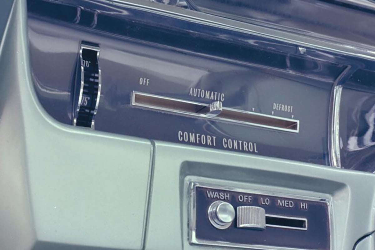 キャビンを快適に保つエアコンの採用にも積極的だったキャデラック。1964年にはサーモスタット式冷暖房システムを初導入し、操作性を大幅に高めた