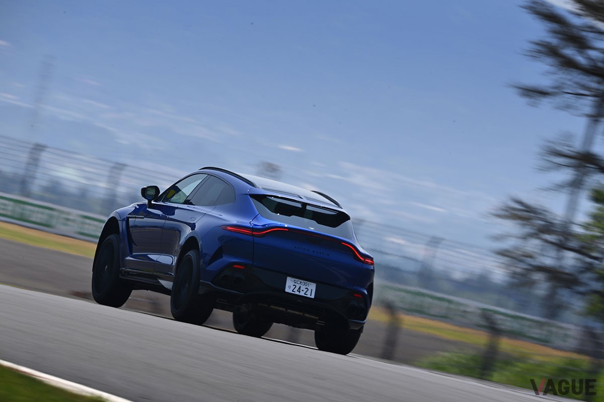 日本が世界に誇る国際サーキットを、水を得た魚のように駆け抜けたスーパーSUV・アストンマーティン「DBX707」