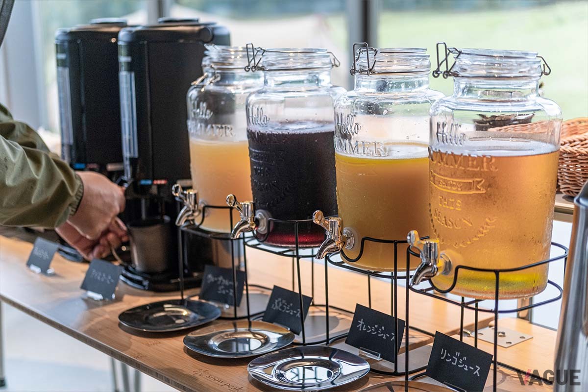 ジュースやコーヒーが揃う「スノーピークカフェ」ドリンクバー。ドリッパーなどコーヒーアイテムも揃えるスノーピークだけあって、コーヒーの味も本格的でした