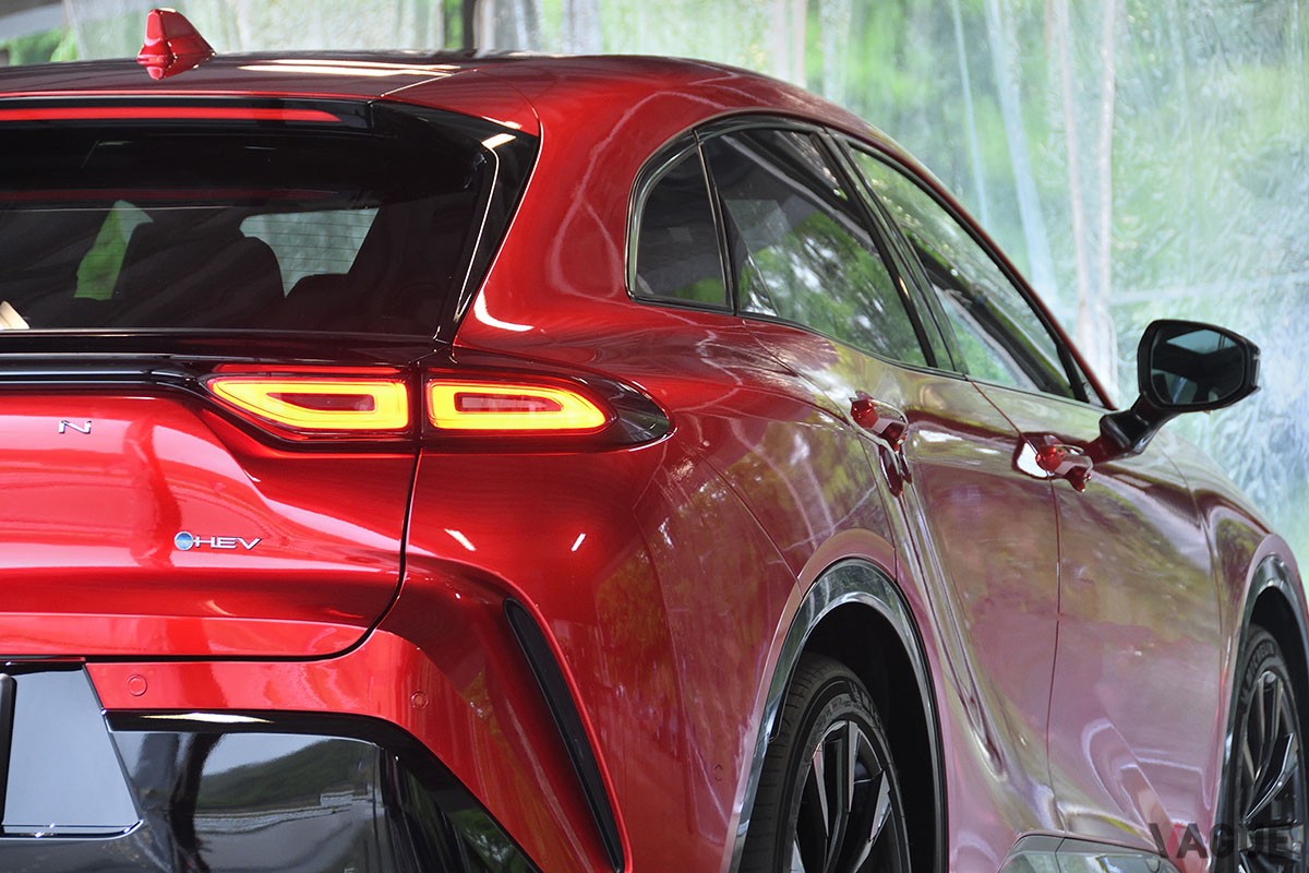 トヨタ新型「クラウン・スポーツ」と「クラウン・クロスオーバー」の違いはコンセプトやデザインだけにとどまらない。シャシーチューニングなども結構異なる