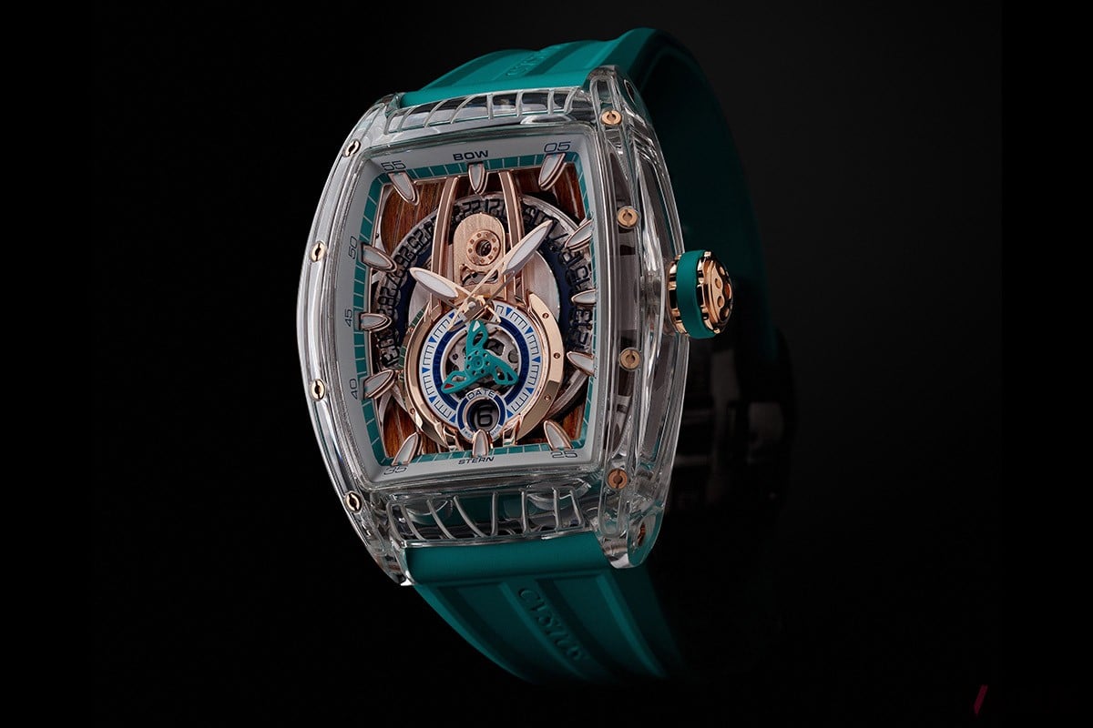 スイス高級時計の未来？ 気鋭のブランド「クストス」新作！ さわやかな