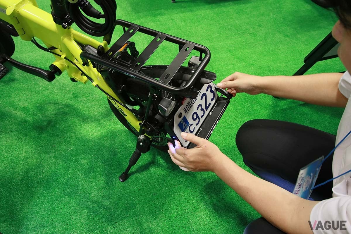 モビチェンを搭載することで、ナンバーを見せた状態でメーターがオン、ナンバーにカバーをすることでメーターがオフになり自転車として漕ぐことができる