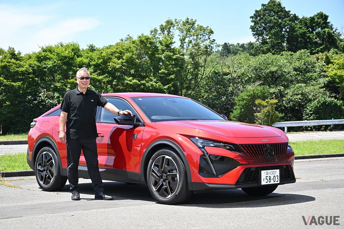 プジョー新型「408」と筆者のこもだきよし氏