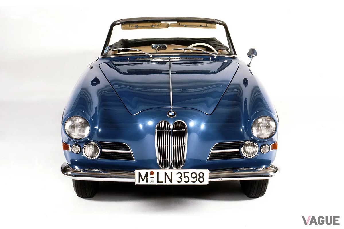 1956年登場のBMW「503」。1930 年代のそびえ立つラジエーターから変化している