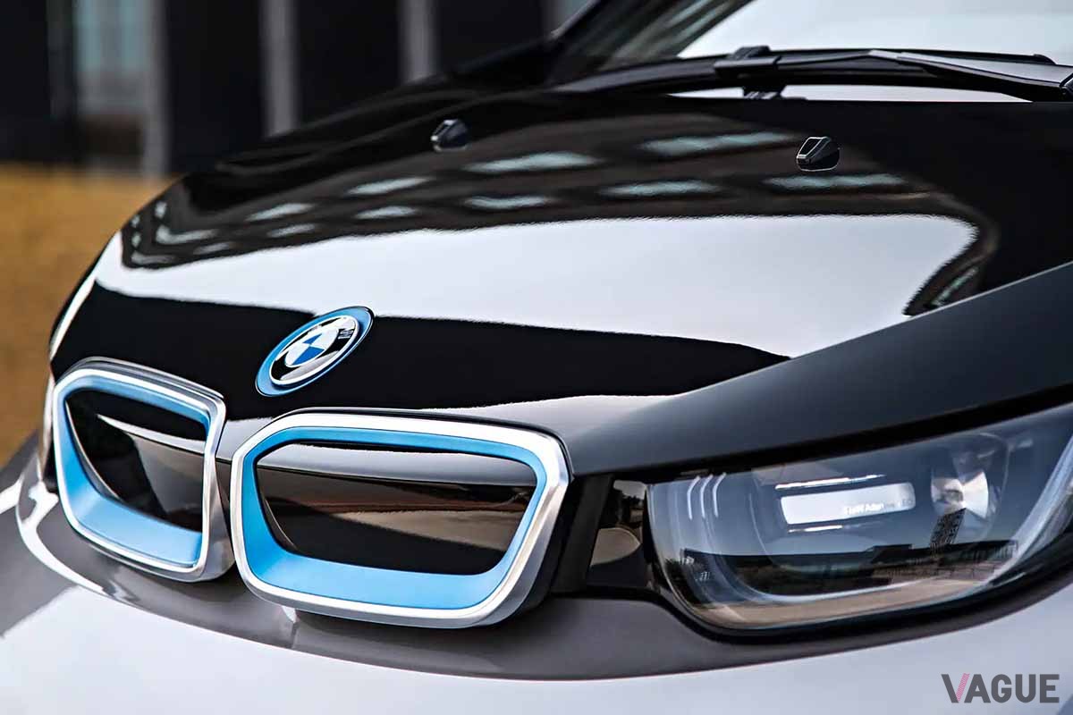 2013年登場のBMW「i3」。グリルは閉じられ、青い縁取りがBEVを意味している