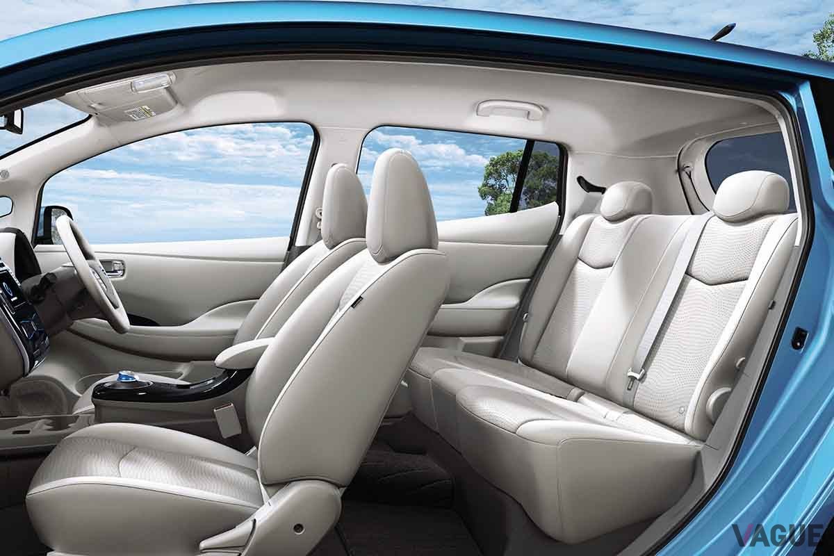 2010年12月に登場した日産初代「リーフ」のインテリア