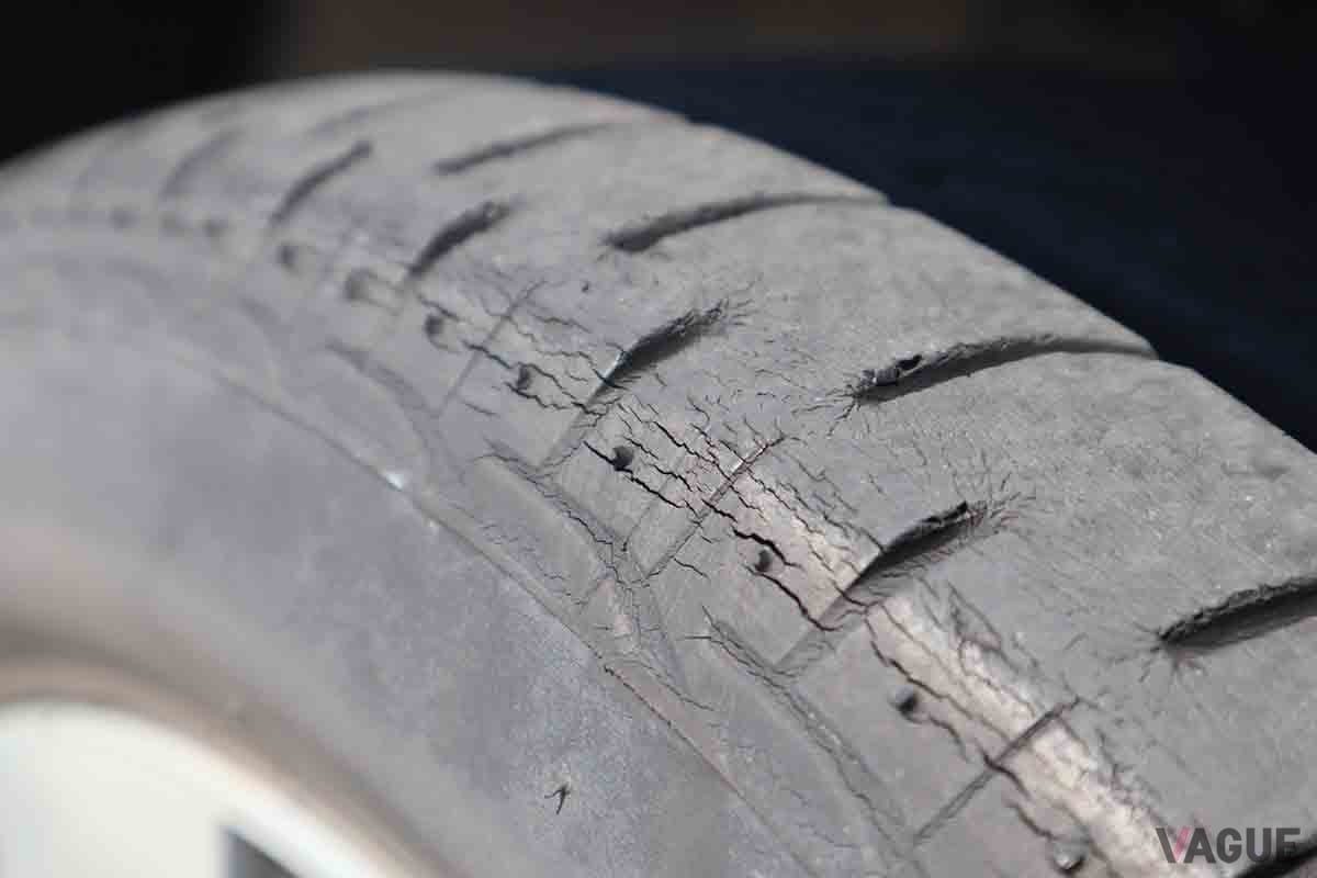 劣化してヒビの入ったタイヤ。交換を考えた方がいい