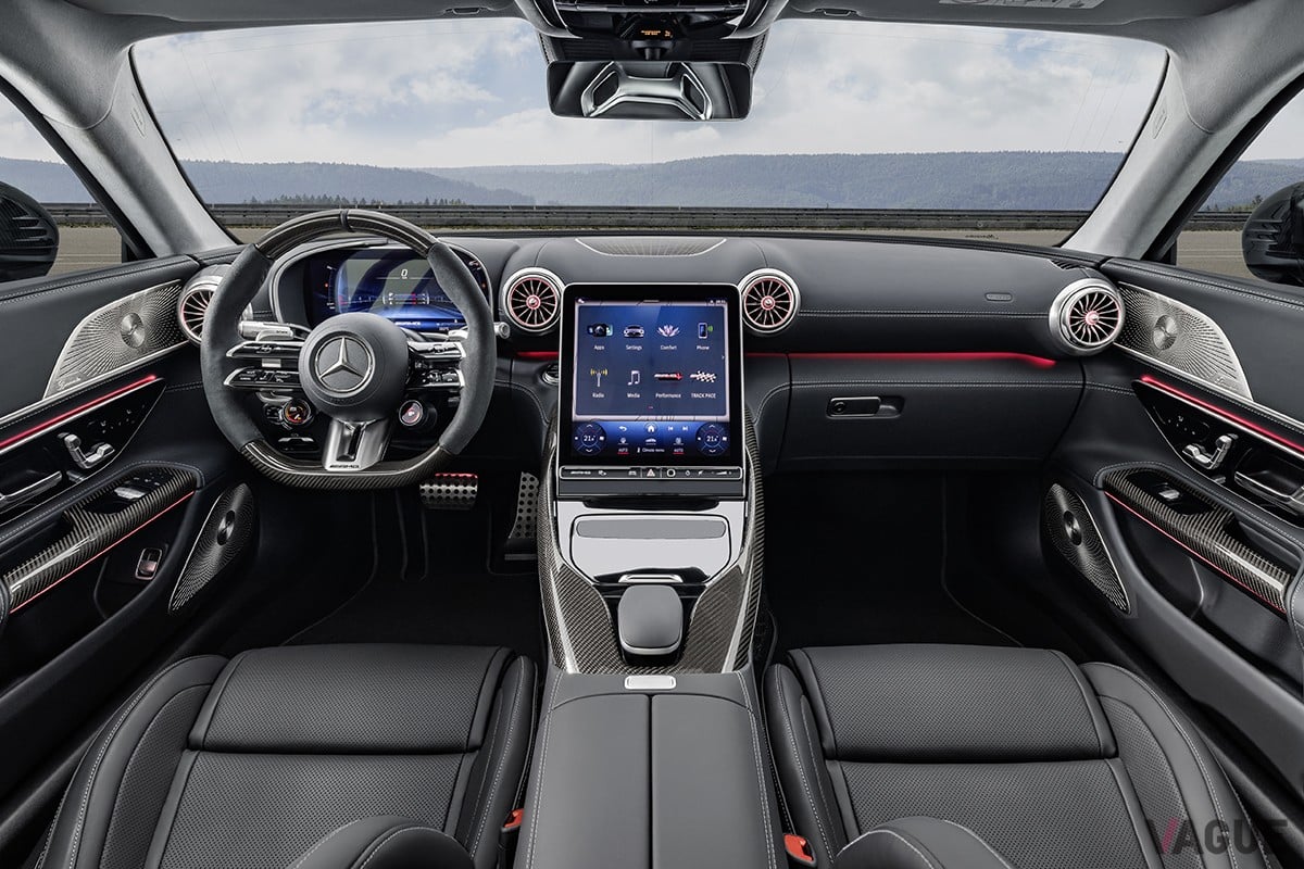 世界初公開された新型メルセデスAMG「GT 2ドア」のインテリア