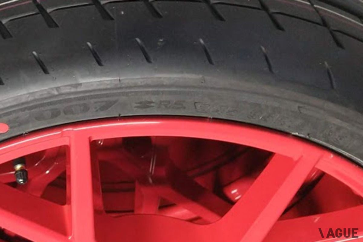 メガーヌR.S.トロフィーRの新車装着タイヤには「R.S.」のロゴが入る。ルノー・スポールのモデルに新車装着されたタイヤには基本的にR.S.ロゴが入っている