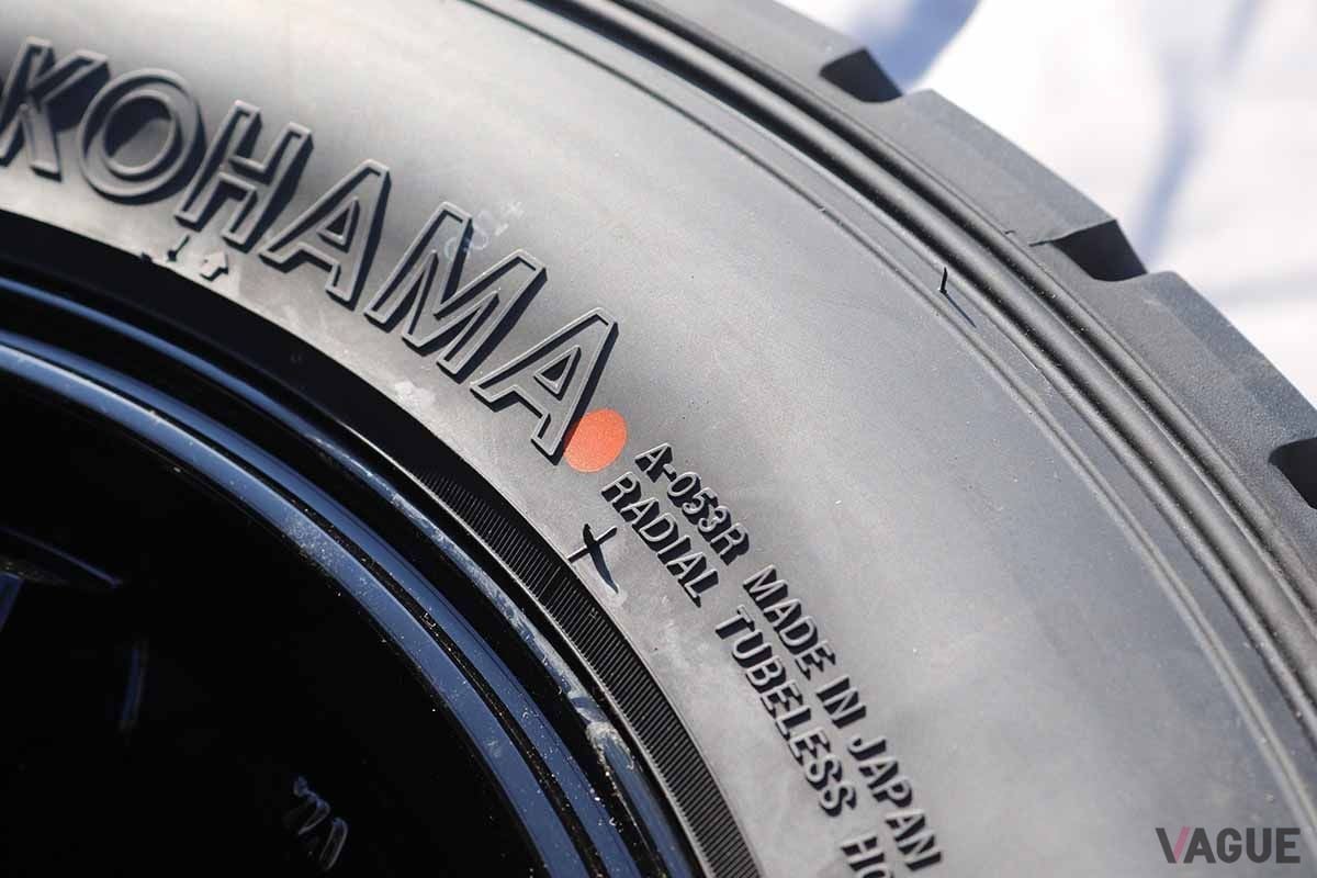 この赤い点は「ユニフォミティマーク」と呼ばれるもので、タイヤが1回転したときに一番出っ張っている場所という意味だ