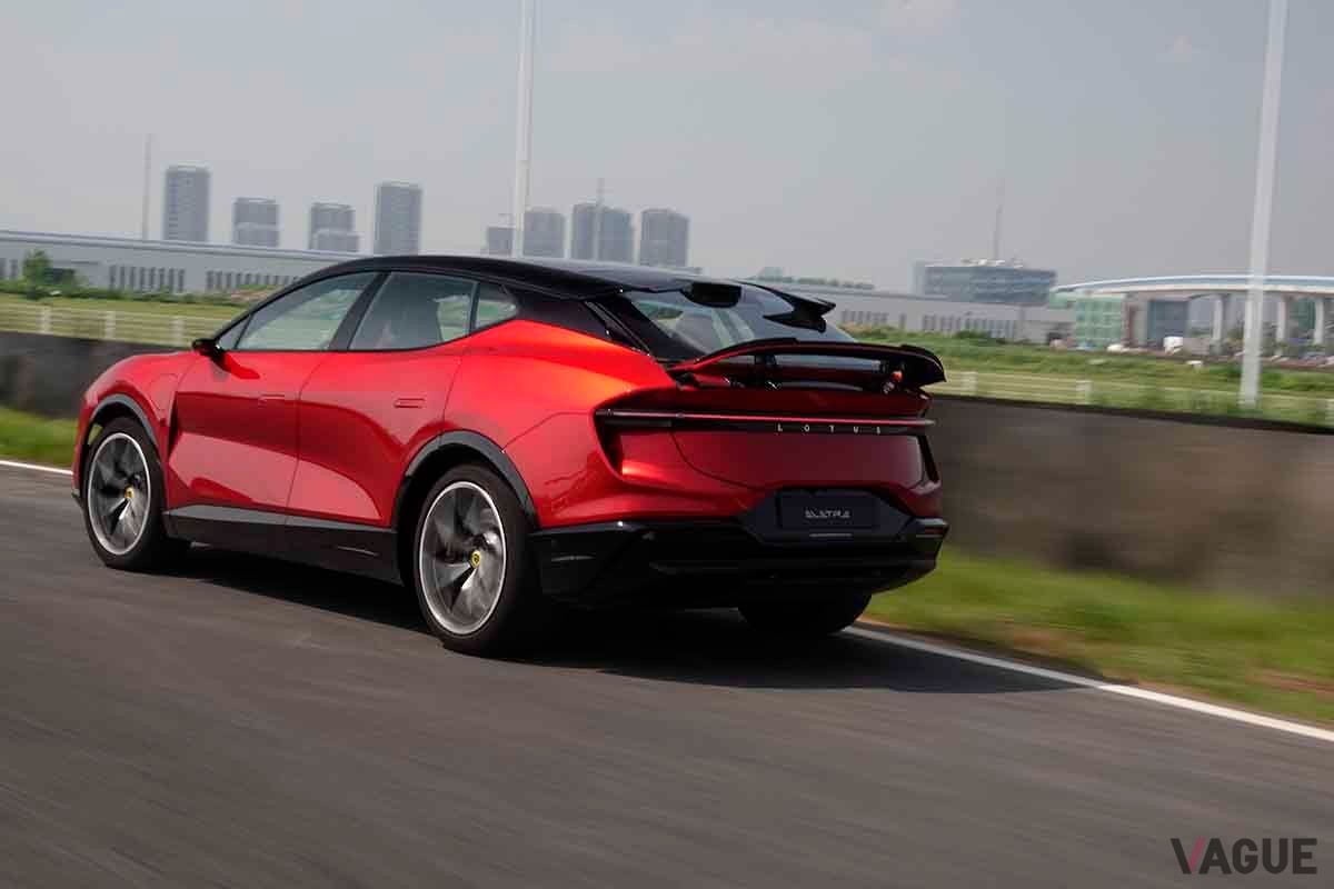 モントレー・カー・ウィーク2023で米国初公開されたロータスのSUV「エレトレ」
