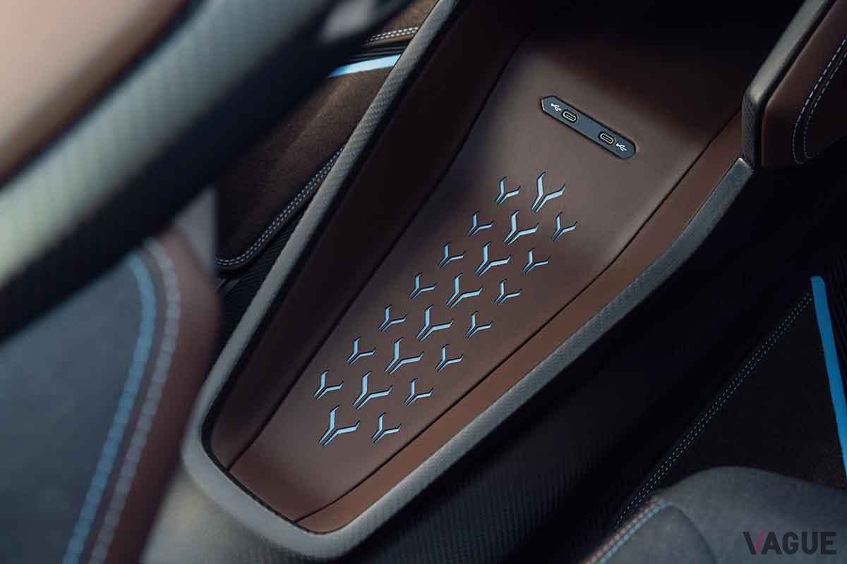 世界初公開されたランボルギーニ新型「ランザドール」のインテリア