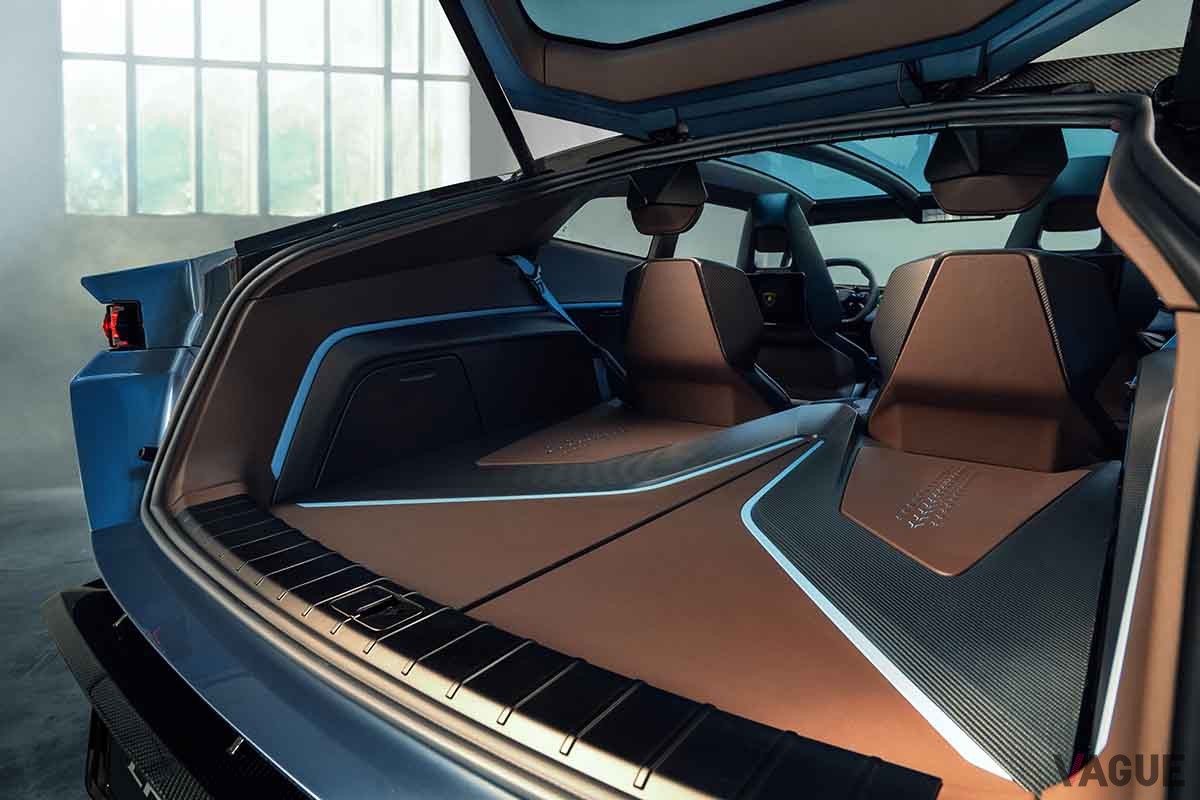 世界初公開されたランボルギーニ新型「ランザドール」のインテリア
