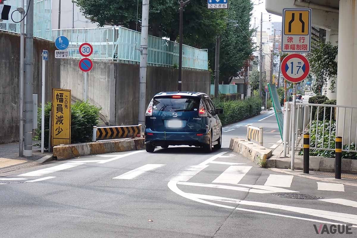道幅1.7m以内の小型車・軽自動車しか通行できない道を案内することもある