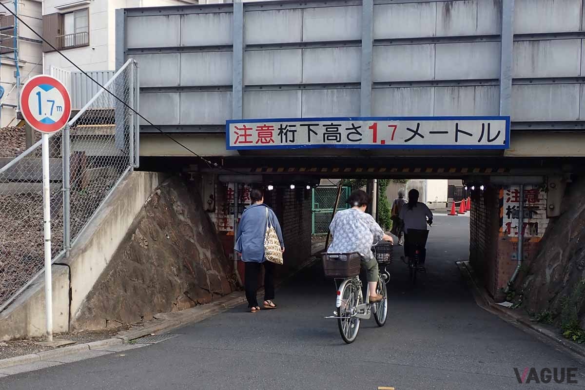 Googleマップでは高さ1.7mと、車高の高いミニバンや軽ハイトワゴンなどでは通行できない道までも案内してしまうことがある