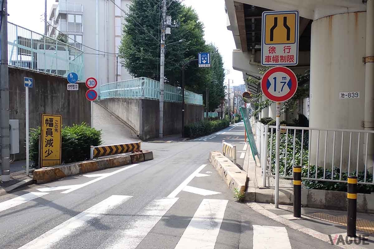 道幅1.7m以内の小型車・軽自動車しか通行できない道