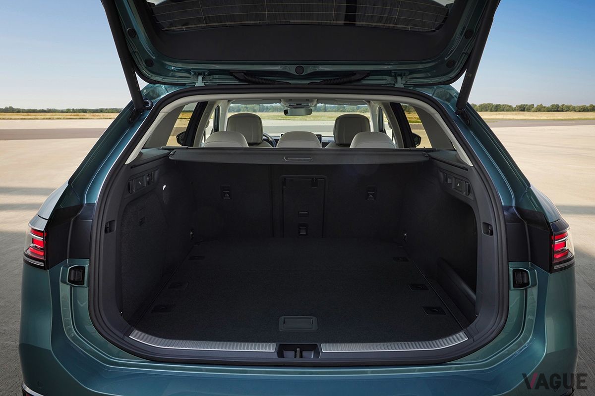 世界初公開されたVW新型「パサートヴァリアント」の荷室