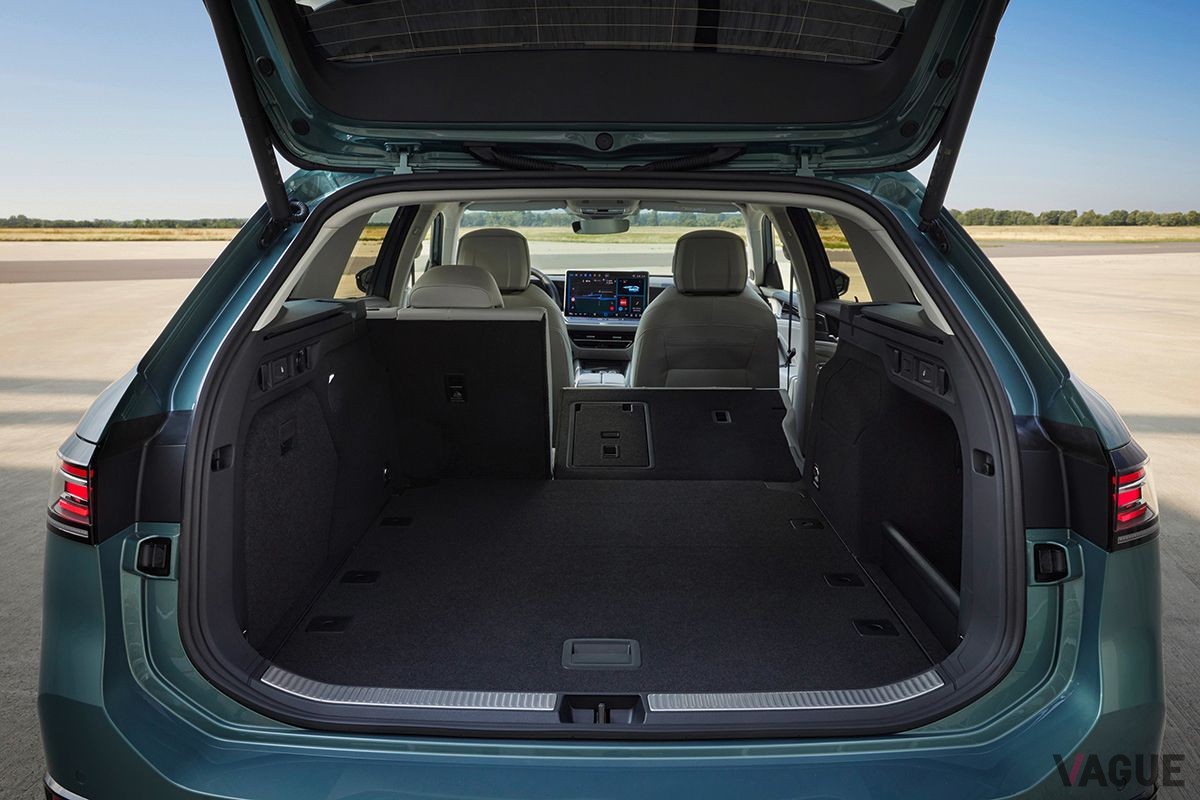 世界初公開されたVW新型「パサートヴァリアント」の荷室