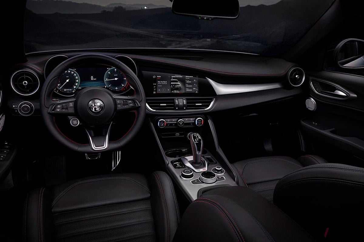 アルファ ロメオの限定車「ステルヴィオ2.0ターボ Q4コンペティツィオーネ」のインテリア