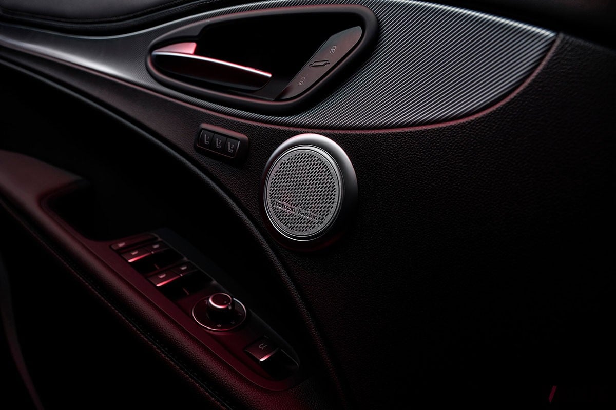アルファ ロメオの限定車「ステルヴィオ2.0ターボ Q4コンペティツィオーネ」のインテリア