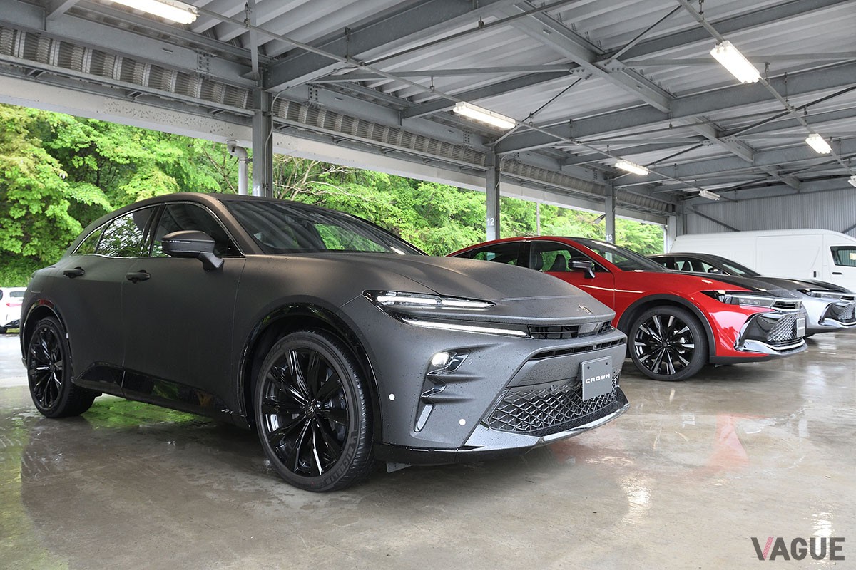 マットブラックのボディ色をまとい凄みの効いたトヨタ新型「クラウン・スポーツ」と華やかな赤の「クラウン・クロスオーバー」