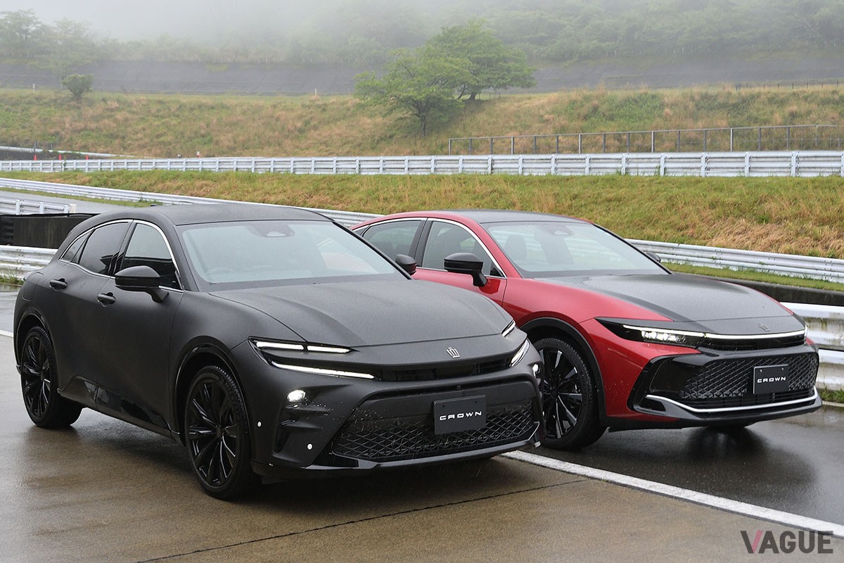 マットブラックのボディ色をまとい凄みの効いたトヨタ新型「クラウン・スポーツ」と華やかな赤の「クラウン・クロスオーバー」