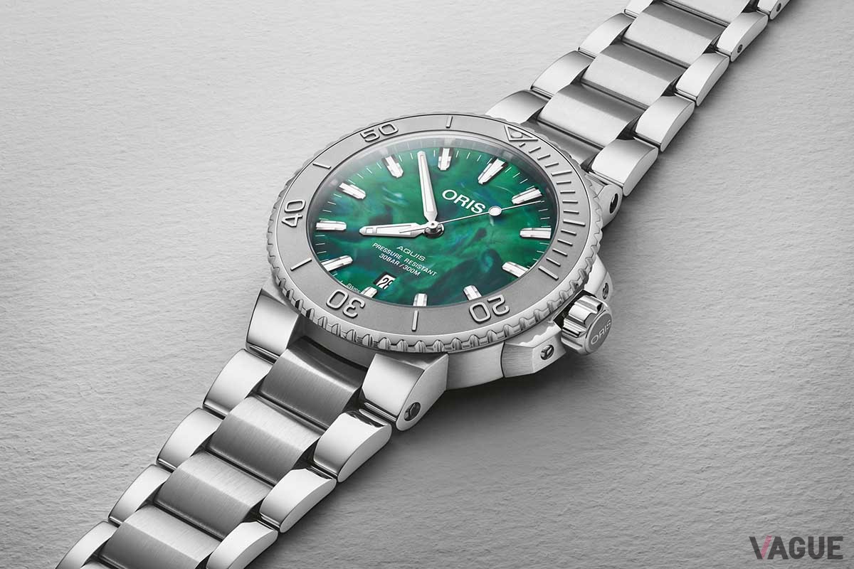 存在感たっぷりの43.5mmモデル。秒針まで充填したスーパールミノバにも注目