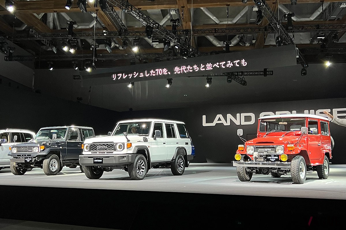 写真左から、1984年に誕生した初期の「ランドクルーザー70」、新型「ランドクルーザー70」、「ランドクルーザー40」
