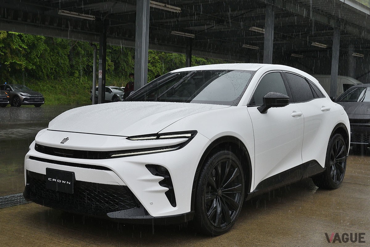 まぶしいホワイトのトヨタ新型「クラウン・スポーツ」
