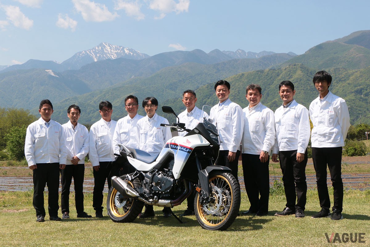 「XL750 トランザルプ」と「CB750 ホーネット」という性格の異なる2台の同時開発にチャレンジにしたホンダの開発陣の皆さん