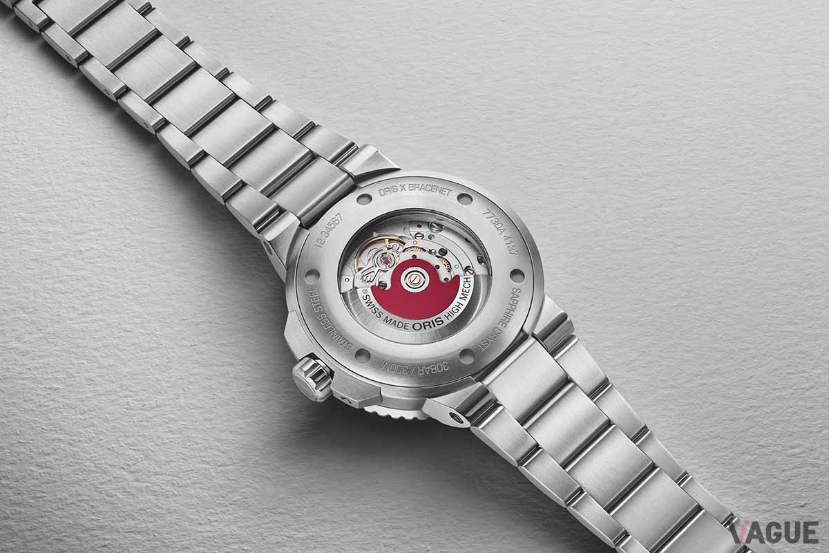 ローターには鮮やかなレッドのアクセントを添える。バックスタイルも抜かりなしだ