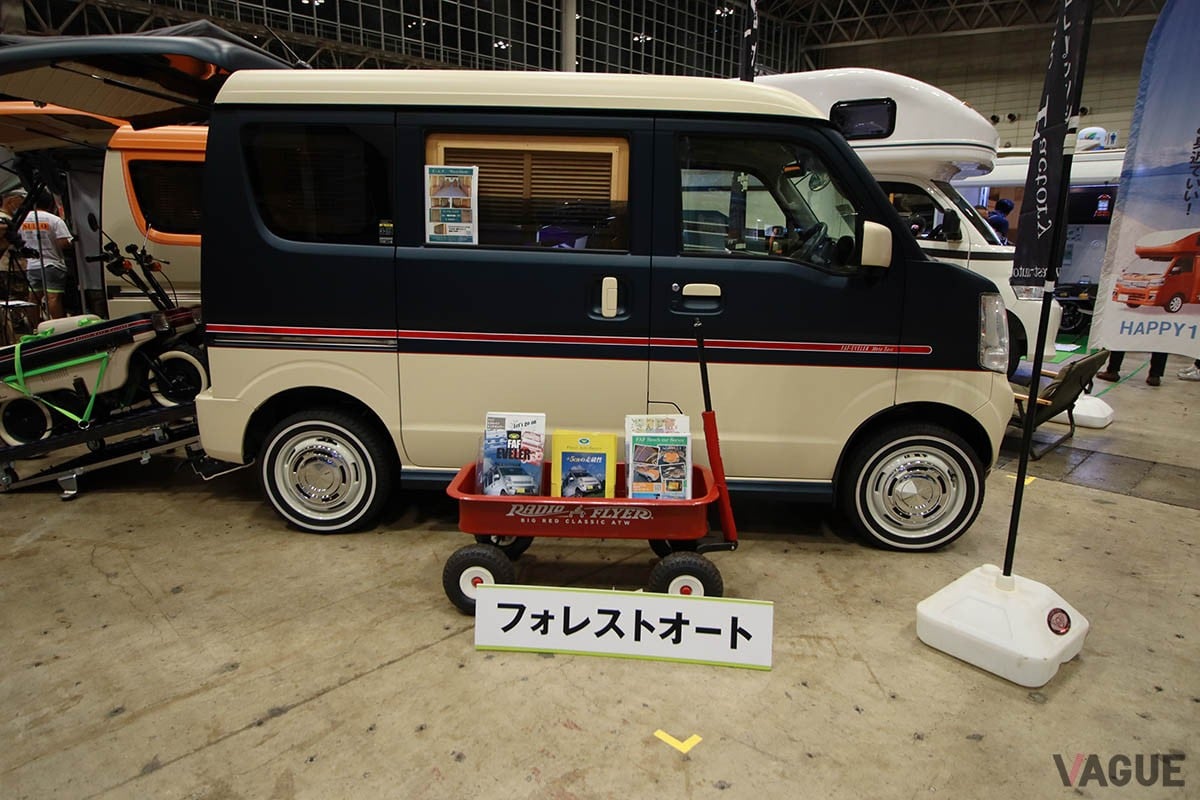 エブリィ 車いす移動車を再利用した「FAFエブラー　モトベース」。ウッドシェード、ベッドを装着しており車中泊しながらのお散歩ツーリングができる