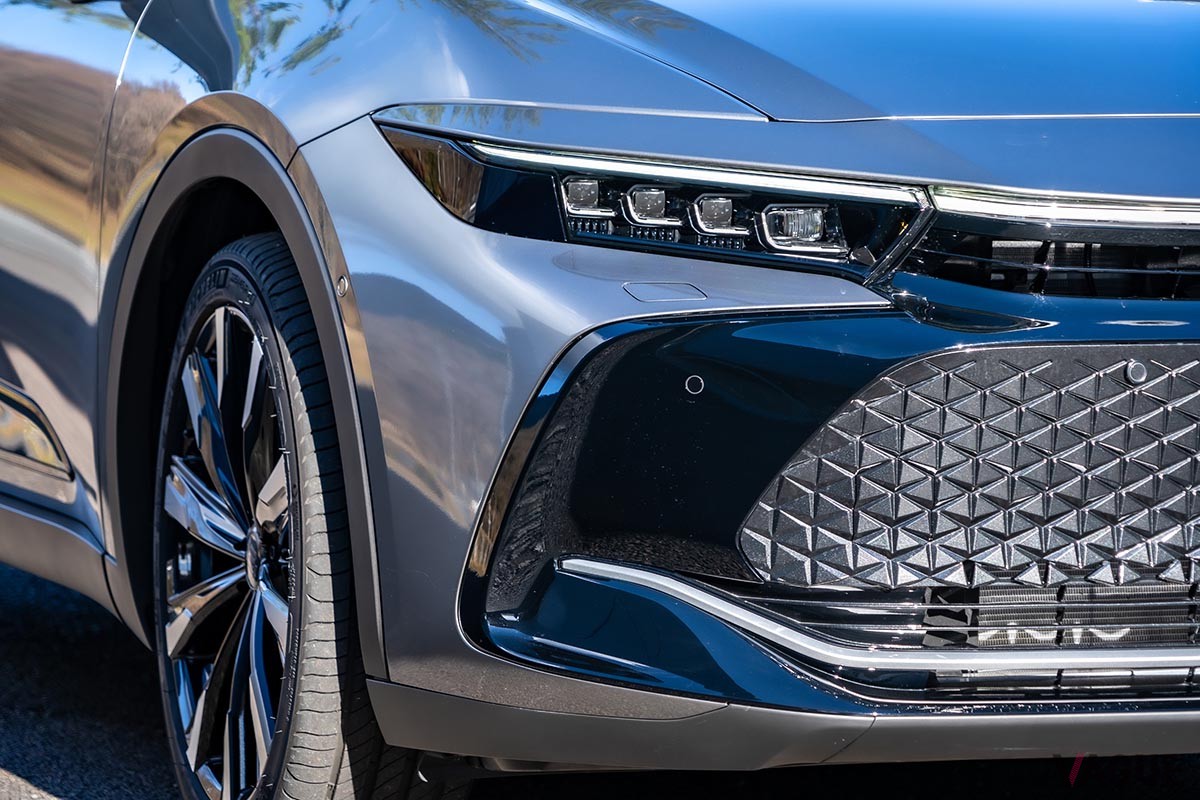 トヨタ新型「クラウン・スポーツ」と「クラウン・クロスオーバー」の違いはコンセプトやデザインだけにとどまらない。シャシーチューニングなども結構異なる