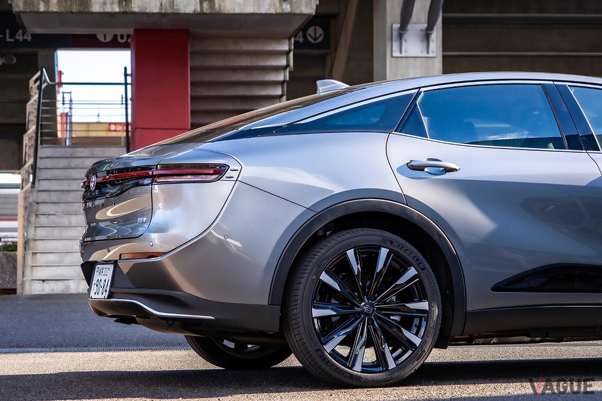 トヨタ新型「クラウン・スポーツ」と「クラウン・クロスオーバー」の違いはコンセプトやデザインだけにとどまらない。シャシーチューニングなども結構異なる