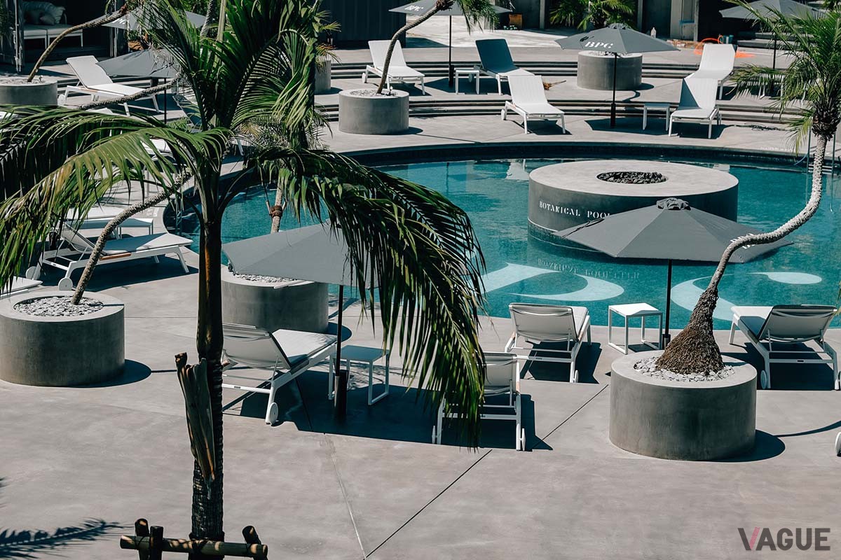 「SIGNATURE POOL」のプールサイド。ビーチベッドでカクテルを満喫