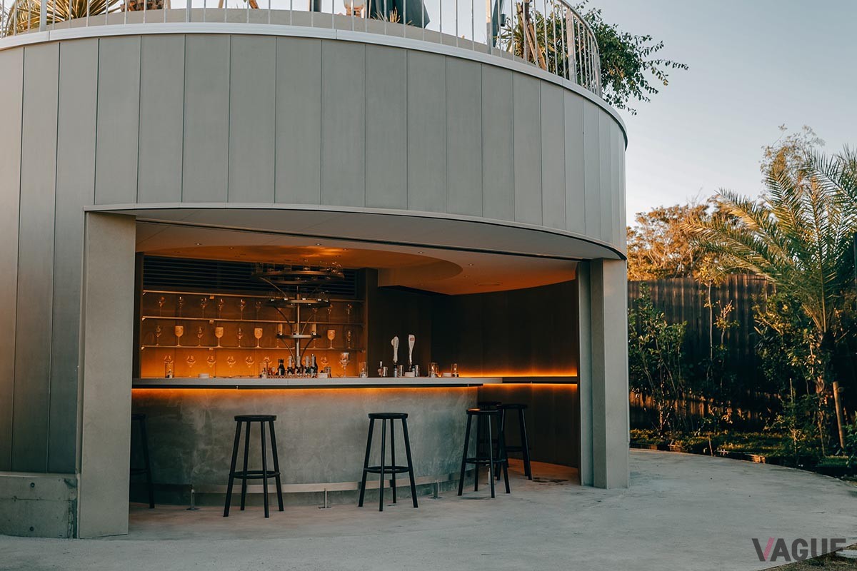 オリジナルカクテルやシャンパンを楽しめる「POOLSIDE BAR」