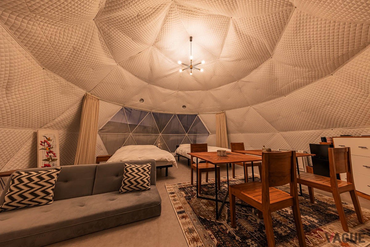 ドームテントとは思えないおしゃれで整った内装で、ゆったりくつろげる