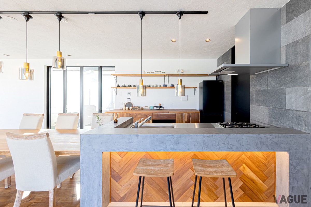 シェフこだわりの料理が堪能できるキッチンカウンターも用意されている